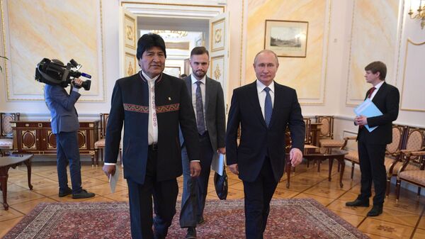 Президент РФ Владимир Путин и президент Боливии Эво Моралес перед церемонией подписания совместных документов 
