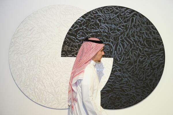 Посетитель на выставке современного искусства в одной из галерей Саудовской Аравии