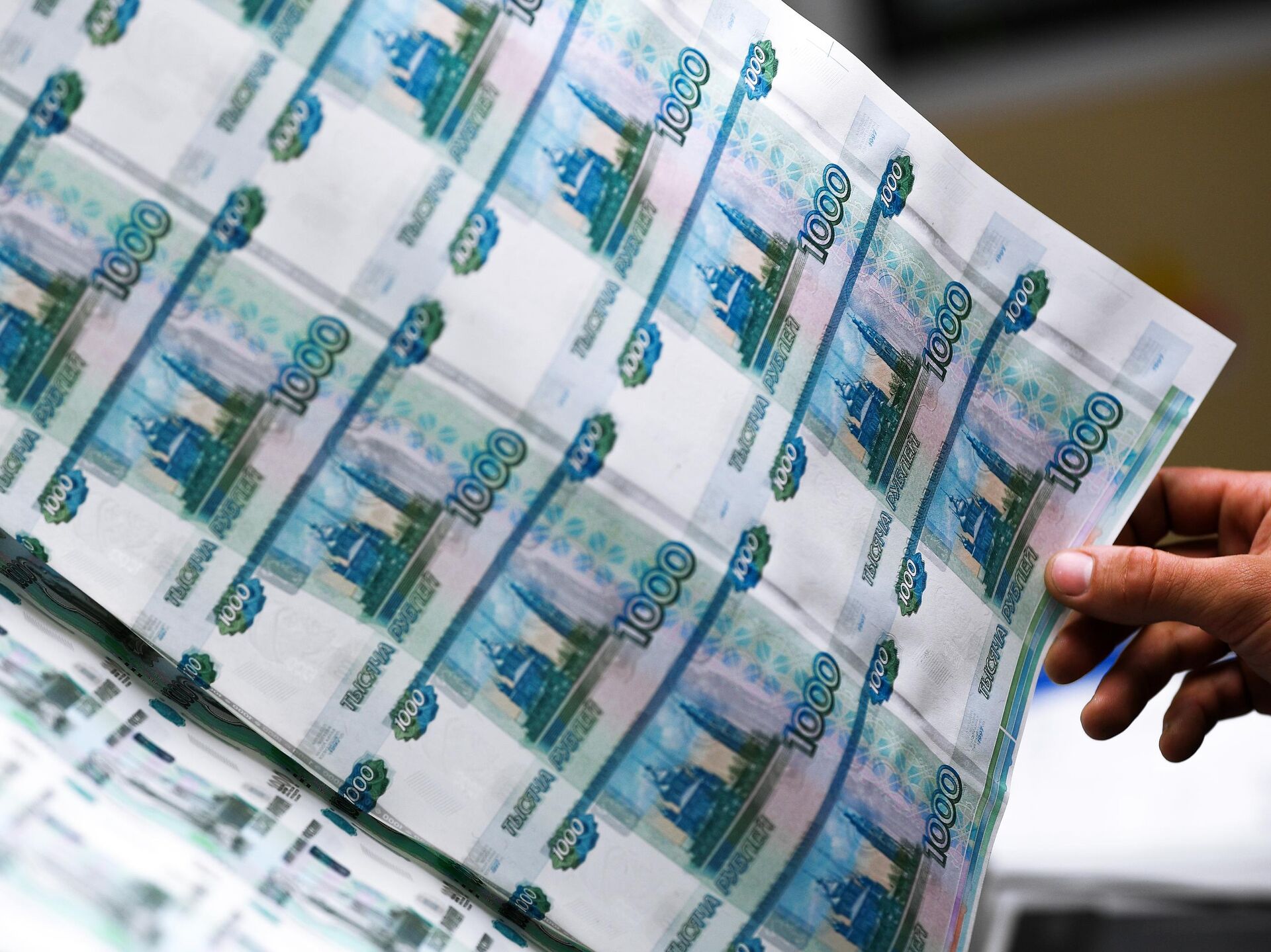 В 2015 году будет увеличен. Деньги от государства. Фото денег. Рубли.