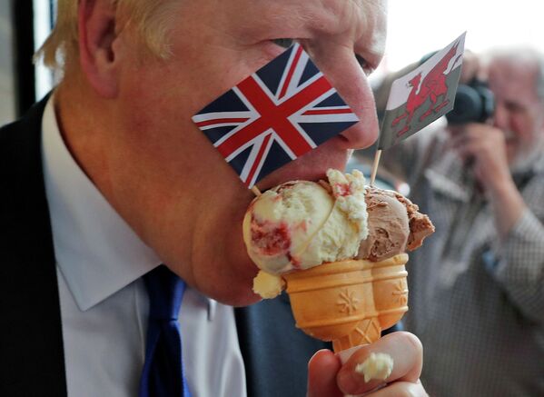 Борис Джонсон ест мороженое во время посещения Барри-Холмс