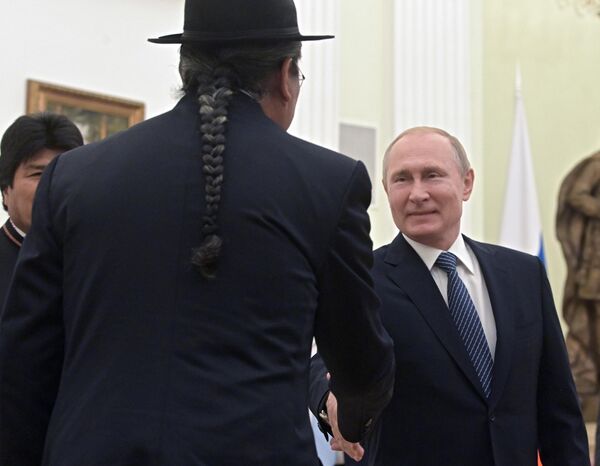 Президент РФ Владимир Путин во время встречи с президентом Боливии Эво Моралесом