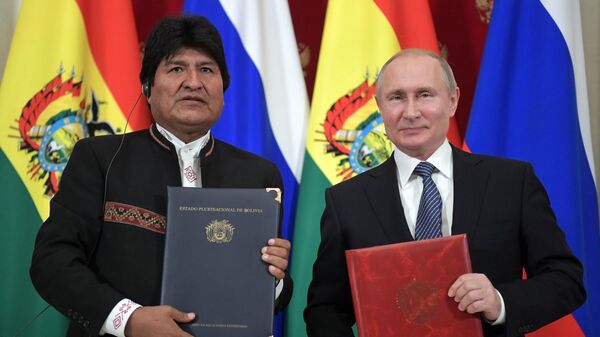 Президент РФ Владимир Путин и президент Боливии Эво Моралес на церемонии подписания совместных документов