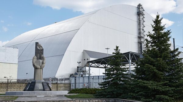 Защитная оболочка в форме арки Укрытие-2, возведенное над разрушенным в результате аварии 4-м энергоблоком Чернобыльской АЭС. 2018 год 