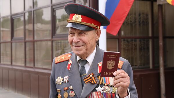 Житель ЛНР ветеран ВОВ Василий Трофименко получил паспорт РФ