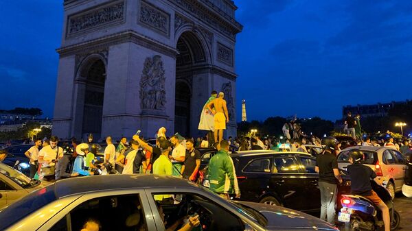  Болельщики сборной Алжира празднуют выход команды в полуфинал Кубка африканских наций