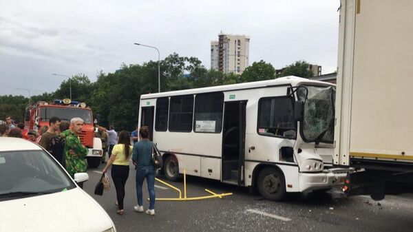 ДТП с участием рейсового автобуса на пересечении улиц Зиповская и Ростовское шоссе в Краснодаре. 11 июля 2019