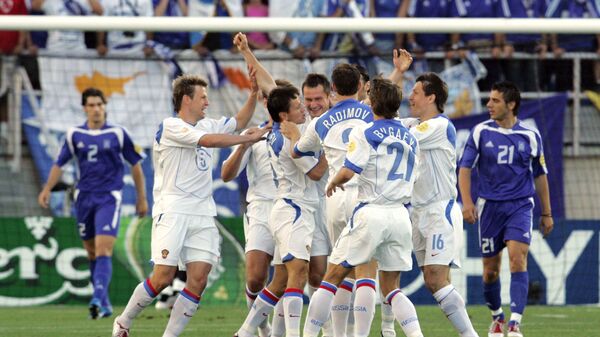 Футболисты сборной России в матче против сборной Греции на Евро-2004