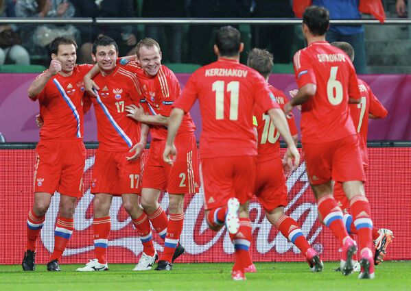 Футболисты сборной России поздравляют Алана Дзагоева (второй слева)