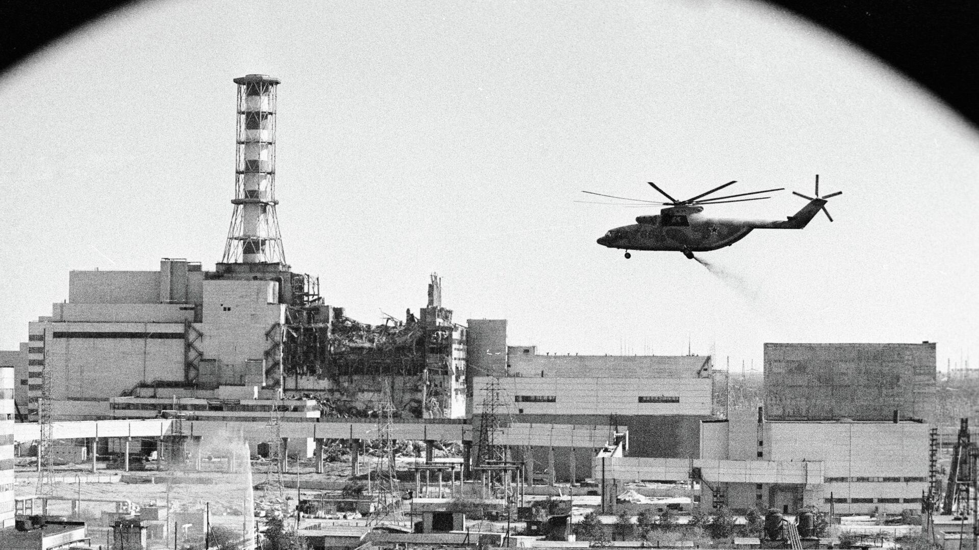 Вертолеты ведут дезактивацию зданий Чернобыльской атомной электростанции после аварии - РИА Новости, 1920, 25.04.2021
