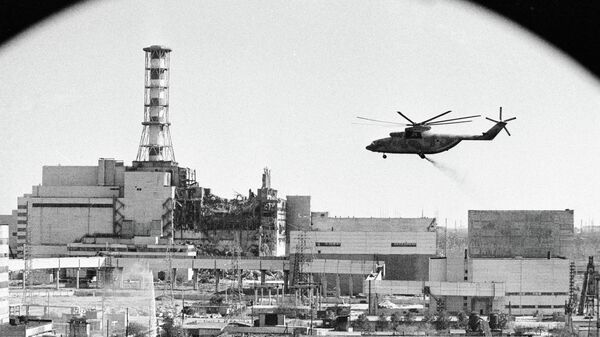 Вертолеты ведут дезактивацию зданий Чернобыльской атомной электростанции после аварии