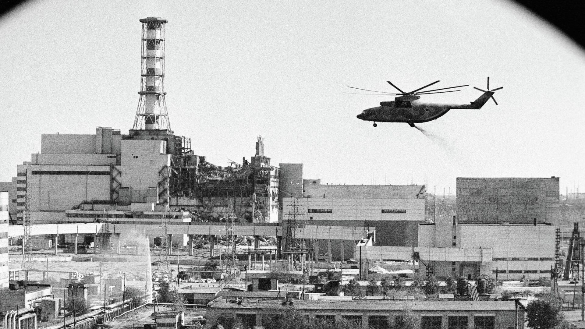 Вертолеты ведут дезактивацию зданий Чернобыльской атомной электростанции после аварии - РИА Новости, 1920, 22.06.2020