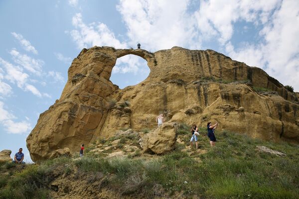 Туристы фотографируются около Кольцо-горы на окраине Кисловодска