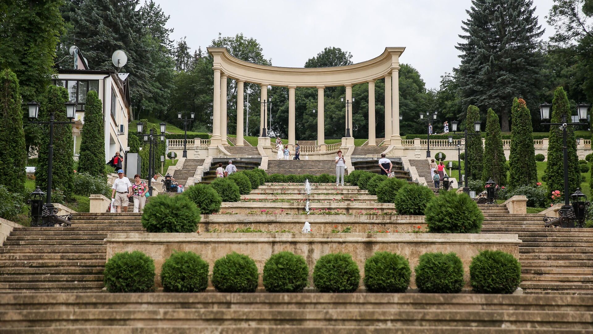 Каскадная лестница на входе в национальный парк Кисловодский - РИА Новости, 1920, 14.04.2022