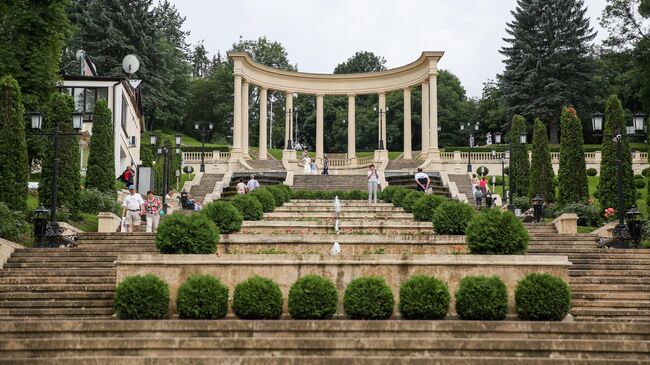 Каскадная лестница на входе в национальный парк Кисловодский