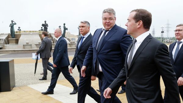 Председатель правительства РФ Дмитрий Медведев инспектирует объекты на территории микрорайона Российский в Ставрополе