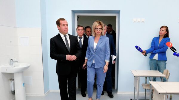Дмитрий Медведев во время посещения готовящейся к открытию 1 сентября новой средней общеобразовательной школы микрорайона Российский в Ставрополе. 12 июля 2019
