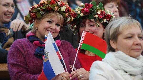 Женщина с флагами России и Белоруссии