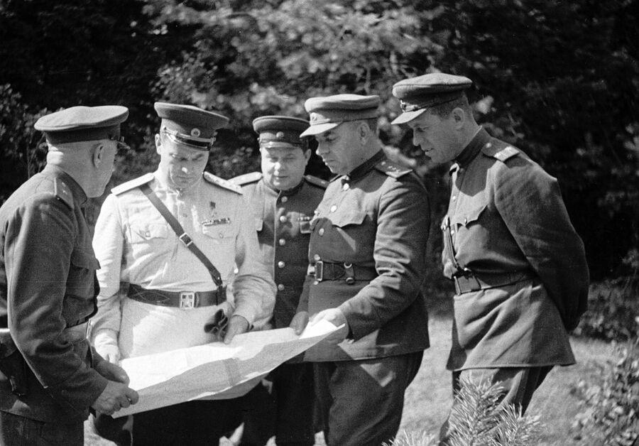 Генерал армии Иван Черняховский (второй слева) со своими боевыми соратниками обсуждает план штурма Вильнюса