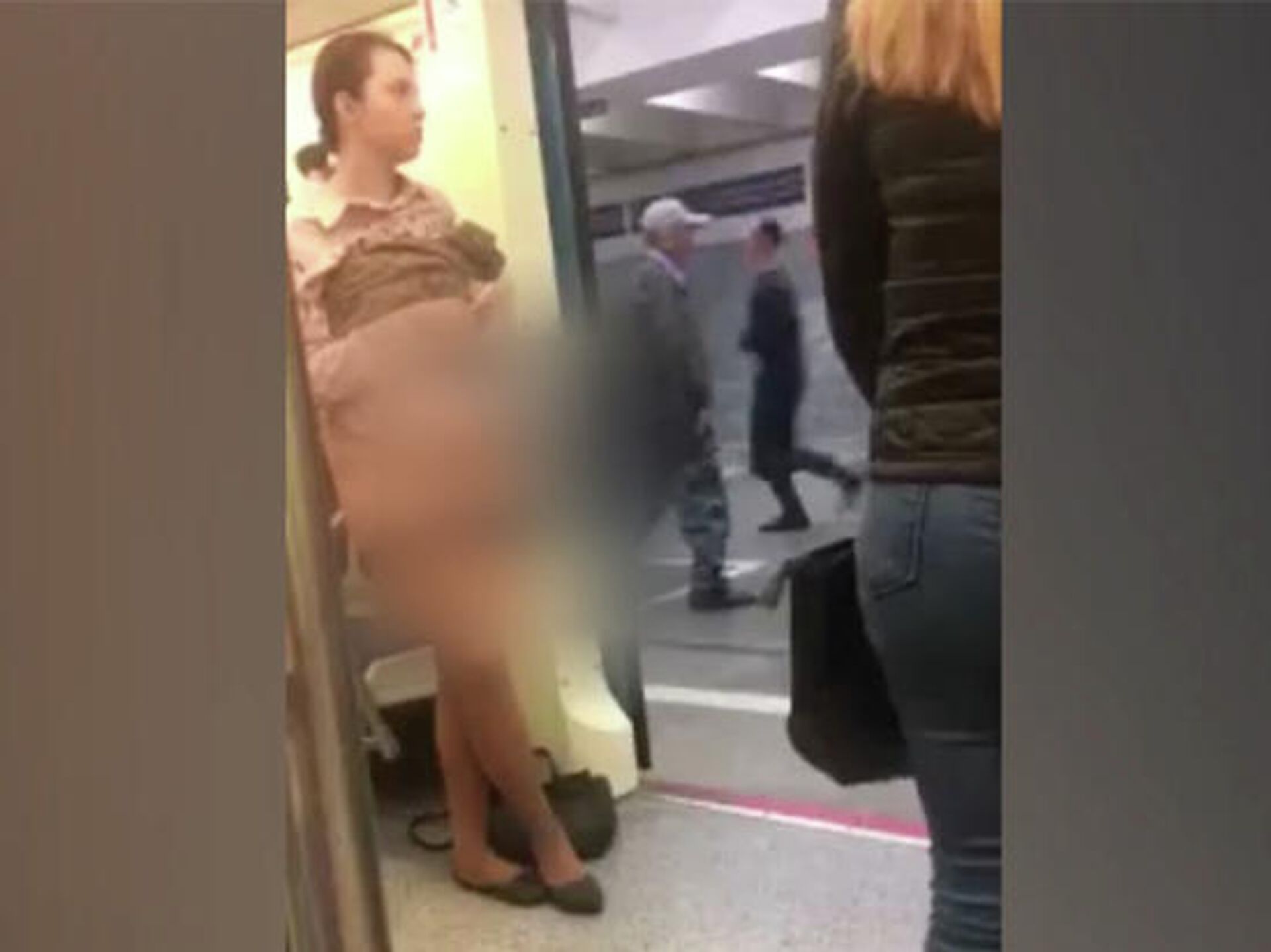 В Москве женщина разделась в метро