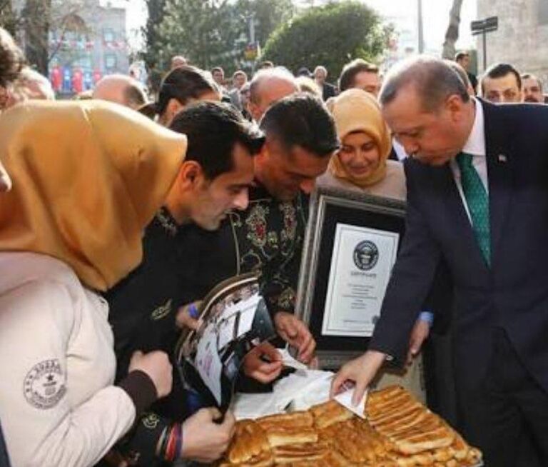 Президент Турции Тайип Эрдоган пробует испеченные Хасаном Аджаром кондитерские изделия