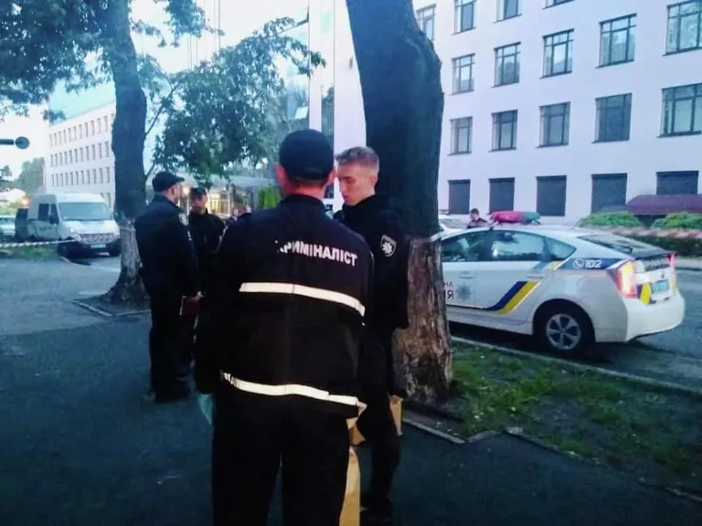 Сотрудники полиции Киева у здания телеканала 112 Украина, которое было обстреляно из гранатомета. 13 июля 2019 Сотрудники полиции Киева у здания телеканала 112 Украина, которое было обстреляно из гранатомета. 13 июля 2019