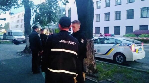 Сотрудники полиции Киева у здания телеканала 112 Украина, которое было обстреляно из гранатомета