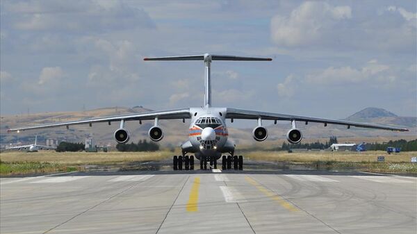 Российский военно-транспортный самолет Ил-76 с компонетами ЗРК С-400 на авиабазе Мюртед в районе Анкары, Турция.