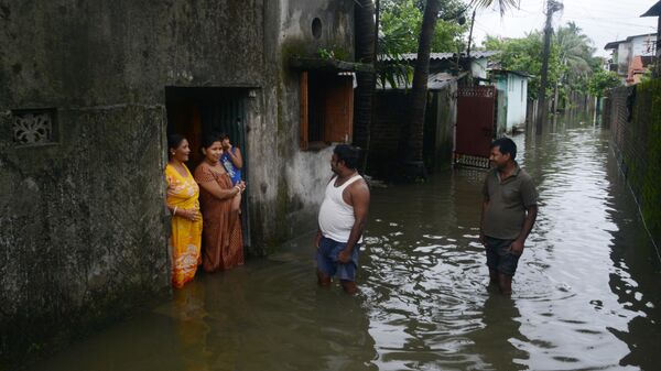 Последствия наводнения, вызванного проливными дождями, на северо-востоке Индии