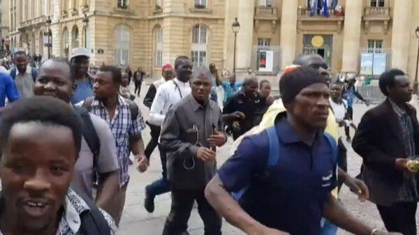 Протест черных жилетов: мигранты ворвались в здание Пантеона в Париже
