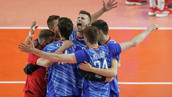 Волейболисты сборной России радуются победе в матче Лиги Наций
