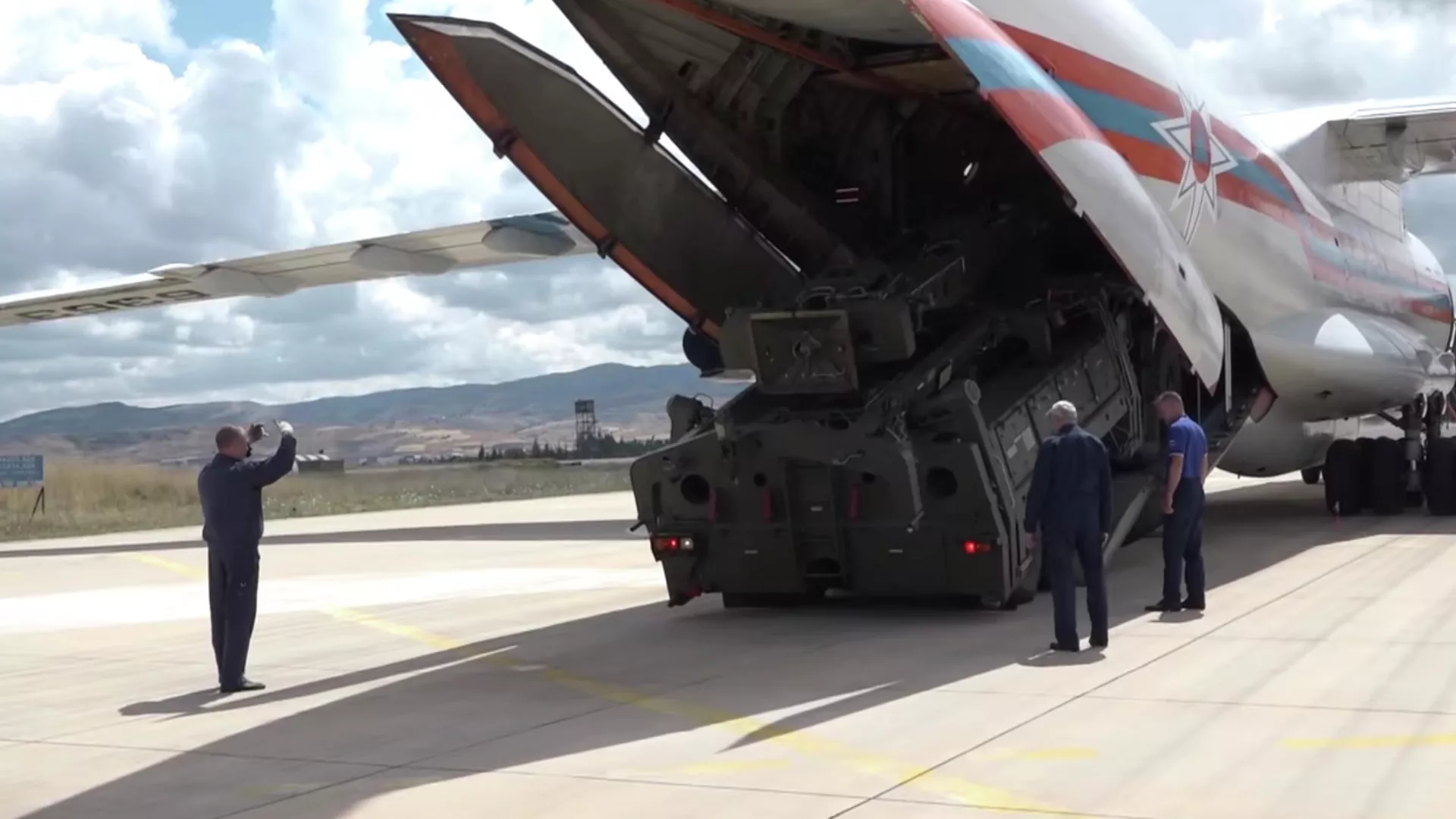 Стоп-кадр видео поставки зенитной ракетной системы С-400 в Турцию - РИА Новости, 1920, 03.06.2021