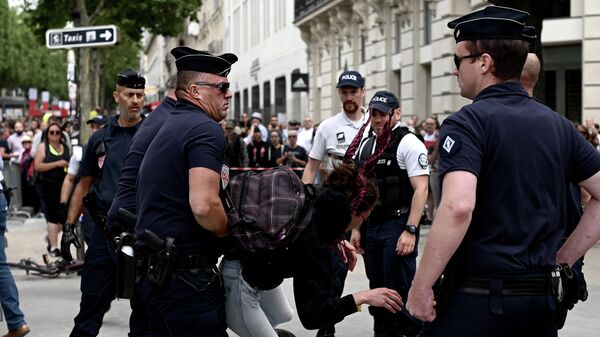 Полиция на месте возникших беспорядков во время празднования дня взятия Бастилии. 14 июля 2019