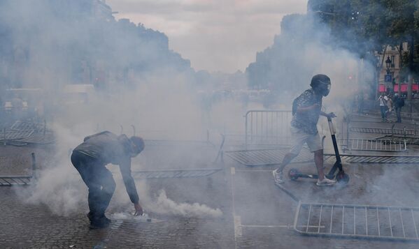 Участники беспорядков на Елисейских полях в Париже. 14 июля 2019