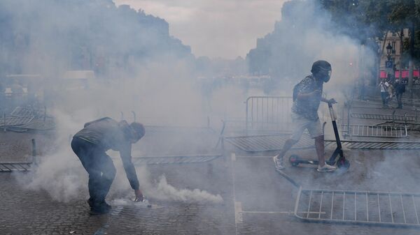Участники беспорядков на Елисейских полях в Париже. 14 июля 2019