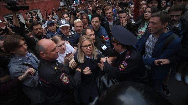 Сотрудники полиции задерживают незарегистрированного кандидата в депутаты Московской городской думы Любовь Соболь