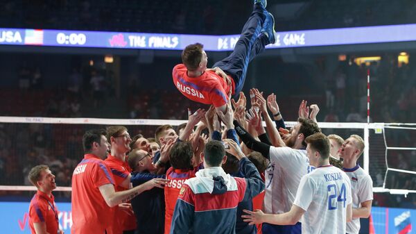 Мужская сборная России по волейболу подбрасывают главного тренера Туомаса Саммелвуо после победы
