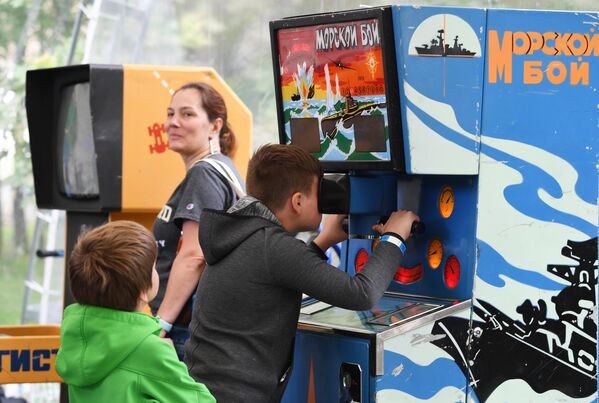Дети у игровых автоматов на фестивале науки и технологий Geek Picnic 2019 Жить вечно/Immortality