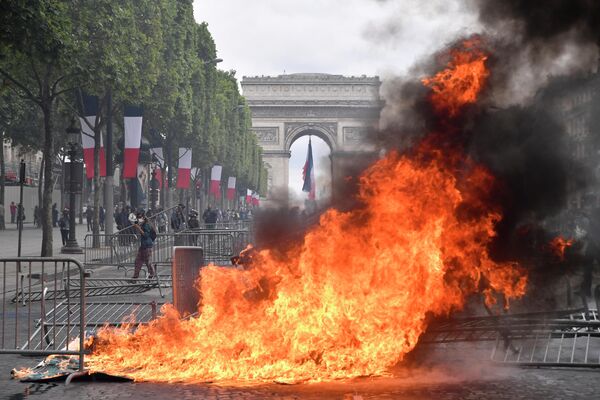 Беспорядки на Елисейских полях в Париже