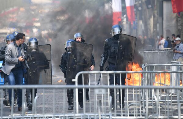 Сотрудники полиции во время беспорядков на Елисейских полях в Париже