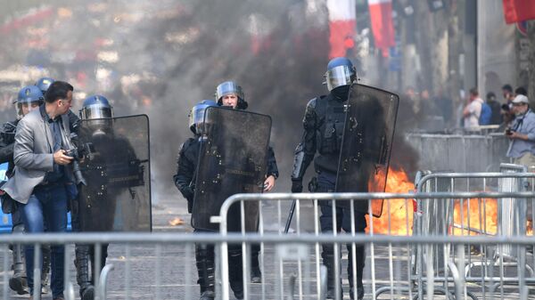Сотрудники полиции во время беспорядков на Елисейских полях в Париже