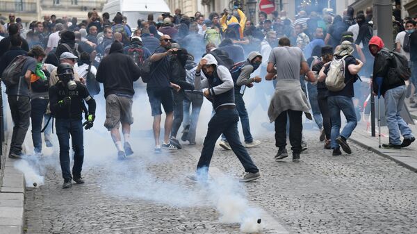 Участники беспорядков на Елисейских полях в Париже