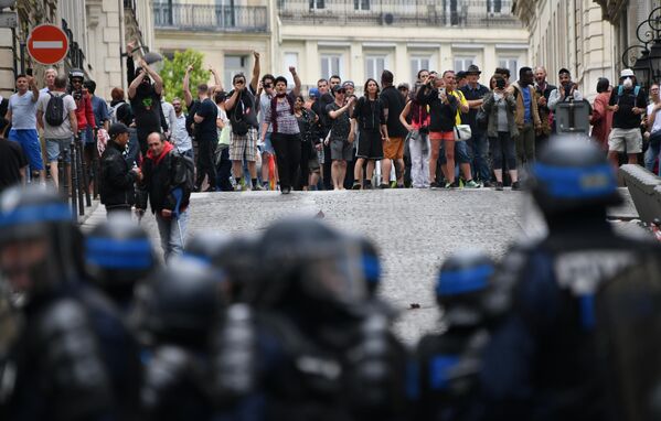 Участники беспорядков на Елисейских полях в Париже