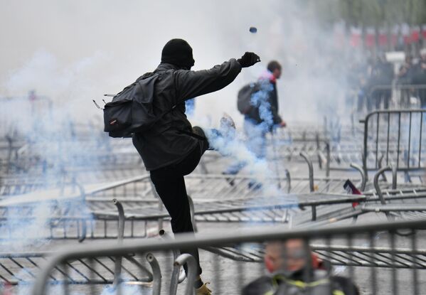 Участник беспорядков на Елисейских полях в Париже