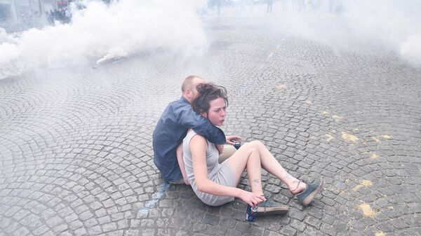 Молодые люди во время  беспорядков на Елисейских полях в Париже