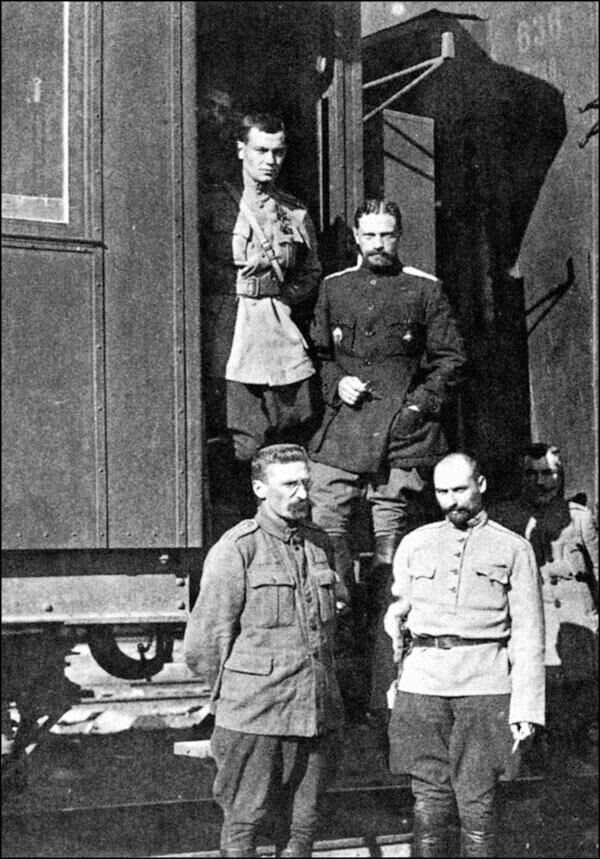 Генерал Владимир Каппель (в центре) с чинами штаба Волжского корпуса. Весна 1919 года Генерал Владимир Каппель (в центре) с чинами штаба Волжского корпуса. Весна 1919 года