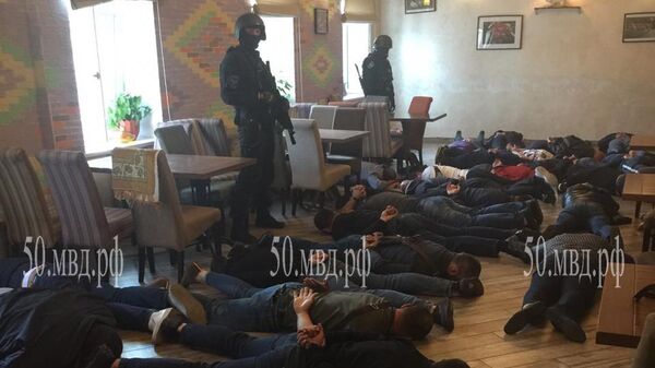 Сотрудники полиции во время задержания  участников криминальной сходки в Подмосковье 
