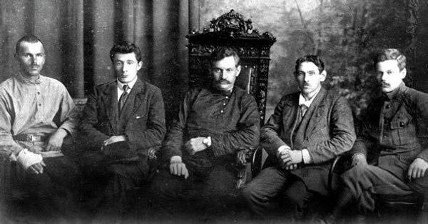КОМУЧ первого состава — И. М. Брушвит, П. Д. Климушкин, Б. К. Фортунатов, В. К. Вольский (председатель) и И. П. Нестеров КОМУЧ первого состава — И. М. Брушвит, П. Д. Климушкин, Б. К. Фортунатов, В. К. Вольский (председатель) и И. П. Нестеров