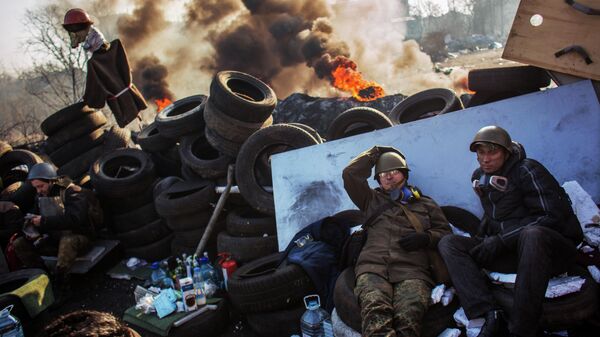 Сторонники радикальной оппозиции на баррикаде Институтской улицы в Киеве
