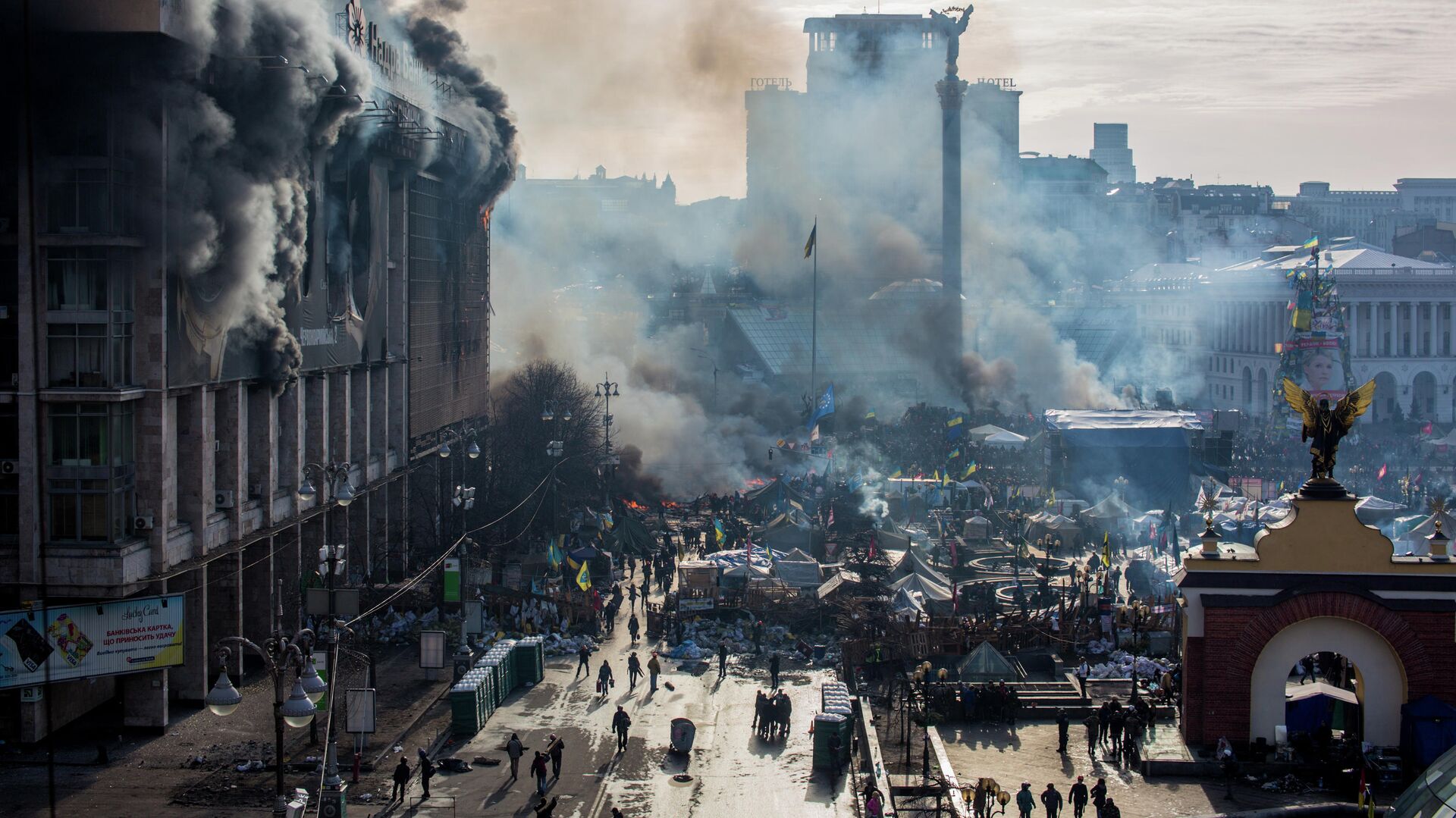 Дым от пожаров и сторонники оппозиции на площади Независимости в Киеве, где начались столкновения митингующих и сотрудников милиции - РИА Новости, 1920, 19.08.2021