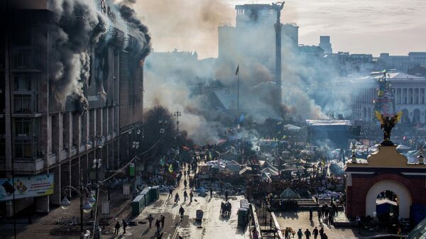 Дым от пожаров и сторонники оппозиции на площади Независимости в Киеве. 2014 год